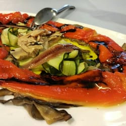 El Rincon del Noble - Ensalada de pimientos asados, ventresca, anchoas, berenjena y calabacín. Espectacular.