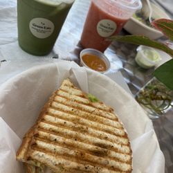 Green Eats - Spicy Chipotle Chicken Avocado Sandwich with an iced Matcha!!