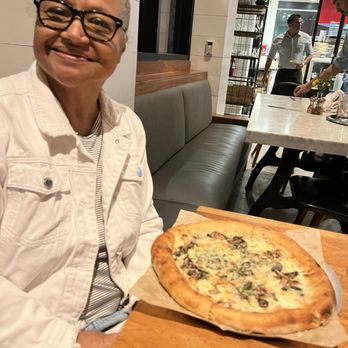 North Italia - My Spirit Animal & the FUNGHI pizza, which was more than flavorful-think it's that smoked mozzarella cheese... - Pizza Near Me - El Segundo, California North Italia - My Spirit Animal & the FUNGHI pizza, which was more than flavorful-think it's that smoked mozzarella cheese... - Pizza Near Me - El Segundo, California
