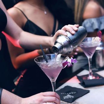Noches Azul - a bartender pouring a drink - Dance Clubs Near Me - Orlando, Florida Noches Azul - a bartender pouring a drink - Dance Clubs Near Me - Orlando, Florida