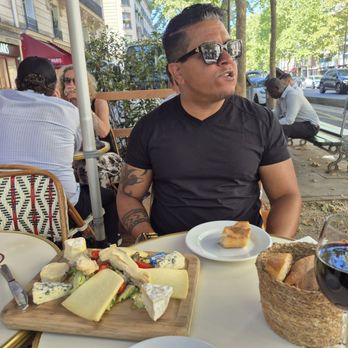 Bistro Linette - Restaurants Near Me - Paris, 75