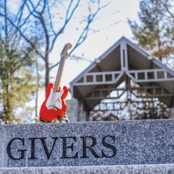 Station Fire Memorial Park - LEGO guitar placed on the steps (photo by Julius von Brunk, 2023)