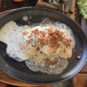 Lazzo de Tinto - The loaded potato is huge and tasty. Can be shared. A must try - Restaurants Near Me