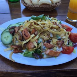 Pizzeria Bellini - Salat mit Lachs und Bandnudeln