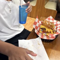 Waka Dog - Mac & Cheese burger