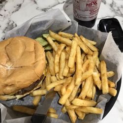 Rose Garden Cafe & Pizzeria - Cheeseburger