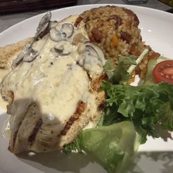 Ekelekua - Pechugas en salsa de setas  arroz mamposteao' & tostones de pana y platano.
