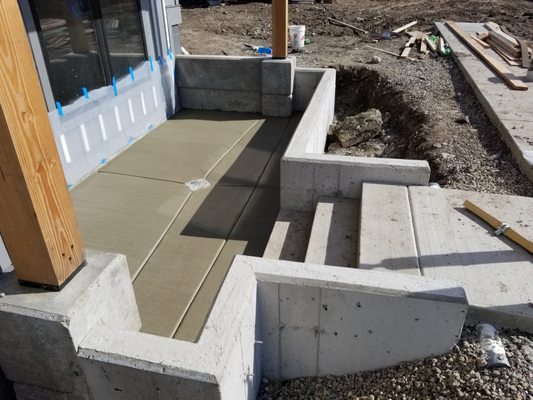 house built to low ( not my doing) patio project - small patio for a townhouse house built to low ( not my doing) patio project - small patio for a townhouse