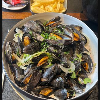 Restaurant Diligence - Mussels white wine (29 Euro). It's really big portions!!! - Belgian Near Me - Bruges, VWV