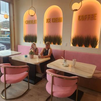 Chocolatte - Seating - Ice Cream & Frozen Yogurt Near Me - Buena Vista, Colorado