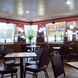 Justa's Chicken- Alexandria - Dining room.