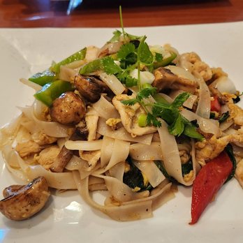 Pattaya Thai Restaurant - Drunken noodles with chicken - Thai Near Me - Lacey, Washington Pattaya Thai Restaurant - Drunken noodles with chicken - Thai Near Me - Lacey, Washington