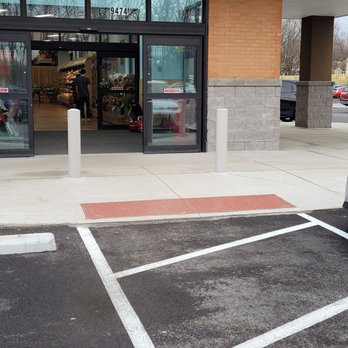 Trader Joe's - Okay, maybe I should have taken the previous pictures in the daytime... - Grocery Near Me - Mentor, Ohio