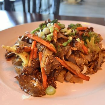 Baitong Thai & Sushi Restaurant - Drunken Noodle - Thai Near Me - St Augustine, Florida