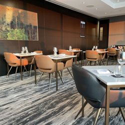 Air Canada Maple Leaf Lounge - Restaurant seating