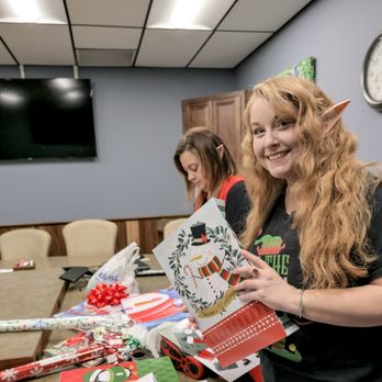 Cascade Community Credit Union - Staff wrapping Christmas presents for local families 🎄 - Banks & Credit Unions Near Me - Roseburg, Oregon Cascade Community Credit Union - Staff wrapping Christmas presents for local families 🎄 - Banks & Credit Unions Near Me - Roseburg, Oregon