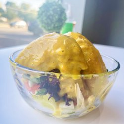 98k Hamburger - Honey mustard wings salad