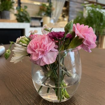 Brown Butter - Flowers on the table - Desserts Near Me - Danville, California Brown Butter - Flowers on the table - Desserts Near Me - Danville, California