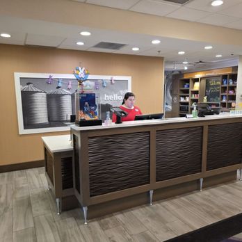 Hampton Inn & Suites Ashland - Hampton Inn check-in desk - Hotels Near Me - Ashland, Ohio