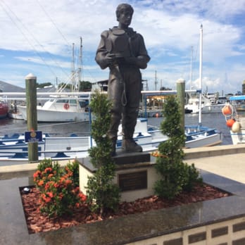 Sponge Docks - Statute celebrating the Sponge docks - Gift Shops Near Me - Tarpon Springs, Florida Sponge Docks - Statute celebrating the Sponge docks - Gift Shops Near Me - Tarpon Springs, Florida