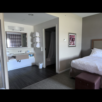 Hampton Inn Springfield-Southeast - Dressing area no privacy best for solo traveler! - Hotels Near Me - Springfield, Missouri