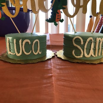 Freeport Bakery - Cakes so tiny that the toppers were bigger - Bakeries Near Me - Sacramento, California