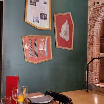 Carmelo's Restaurant - Decor - Italian Near Me - Covington, Kentucky