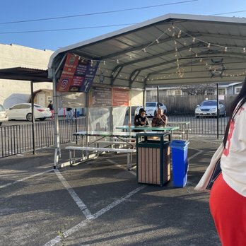 Aguachiles El Tamarindo - Outdoor seating - Food Trucks Near Me - Oakland, California