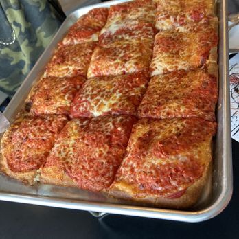 Foxy's Restaurant - Large pizza - Italian Near Me - Fishers Landing, New York