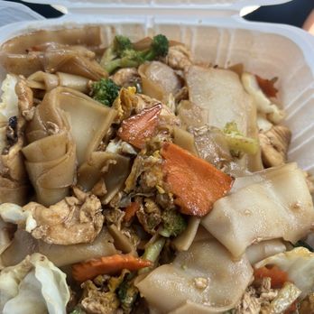 ChaCha Eggroll & Food - Pad See Ew - Food Trucks Near Me - Chico, California