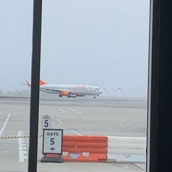 John C Munro Hamilton International Airport - Airplane