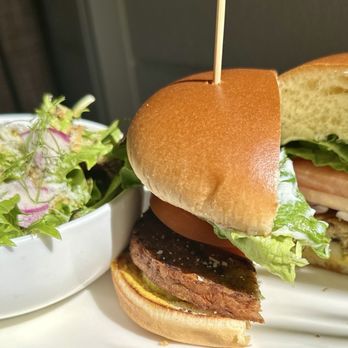 Earls Kitchen + Bar - Garden Burger and Salad - Cocktail Bars Near Me - Honolulu, Hawaii