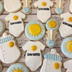 Justonebitecupcakes - Son kissed baby shower cookies