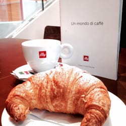 Illy Caffè - Cappuccino regular + brioche : 2,70 euro