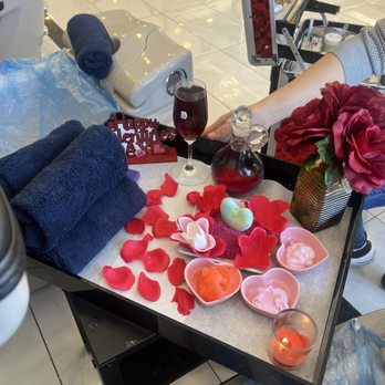 Manos Nail Bar - Nail Salons Near Me - Dallas, Texas