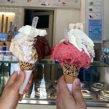Nannarella - Left: chocolate, hazelnut, and cheesecake with cream on top Right: strawberry, cheesecake, and caramel with cream on top - Ice Cream & Frozen Yogurt Near Me - Lisbon, 11