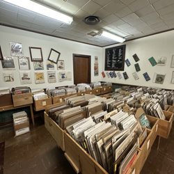 Hewitt's Antiques - paper ads room