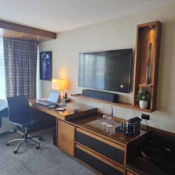 Fairmont Pacific Rim - Hotel room business set up - Hotels Near Me - Vancouver, British Columbia