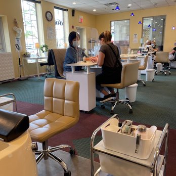 Blooming Nails And Spa - Very clean work stations. - Nail Salons Near Me - Glenview, Illinois
