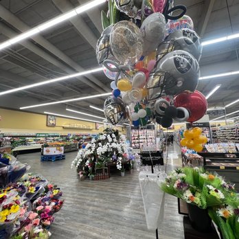 Safeway - Floral and produce - Grocery Near Me - Manteca, California