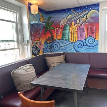 ITH Los Angeles Beach Hostel - Communal Dining Room - Hostels Near Me - Hermosa Beach, California