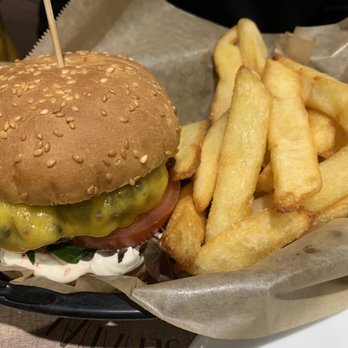 La Nueva Troje - Burger with fries was good - Hookah Bars Near Me - Madrid, M