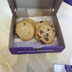 Insomnia Cookies - Chocolate chunk cookie