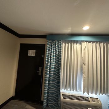 OC Hotel - Blackout curtains - Hotels Near Me - Costa Mesa, California