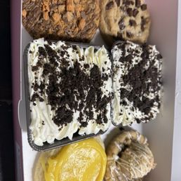 6-Pack with chocolate chip, butterfinger, lemon, and snickerdoodle cookies. 2 cookies and cream tres leches
