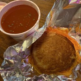 grilled kimchi cheese (great) and tomato soup (not my fave) grilled kimchi cheese (great) and tomato soup (not my fave)