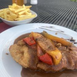 Niddafeld - Budapester Schnitzel (Größe medium) mit Pommes