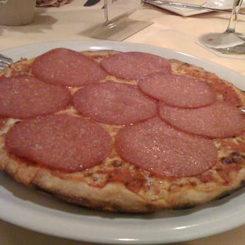 Pizzeria La Locanda - Ein bisschen wie aus der Tiefkühlabteilung: Die Pizza Salami in der Locanda, die sich auch Pizza Milano nennt. Mit Mailänder - Pizza Near Me - Dormagen, NW Pizzeria La Locanda - Ein bisschen wie aus der Tiefkühlabteilung: Die Pizza Salami in der Locanda, die sich auch Pizza Milano nennt. Mit Mailänder - Pizza Near Me - Dormagen, NW