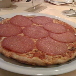 Pizzeria La Locanda - Ein bisschen wie aus der Tiefkühlabteilung: Die Pizza Salami in der Locanda, die sich auch Pizza Milano nennt. Mit Mailänder