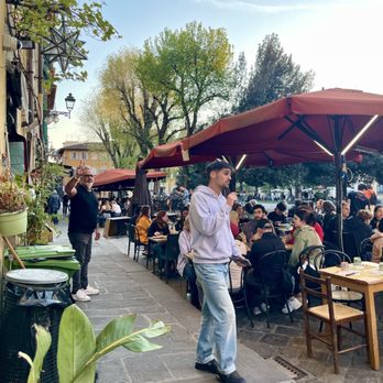 Gustapanino - Pasquale, the owner, waving hello, the restaurant already buzzing early in the evening. - Italian Near Me - Florence, FI Gustapanino - Pasquale, the owner, waving hello, the restaurant already buzzing early in the evening. - Italian Near Me - Florence, FI